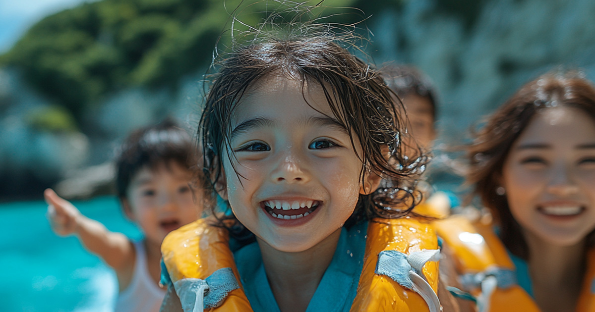 初めての川下りを楽しむ子ども